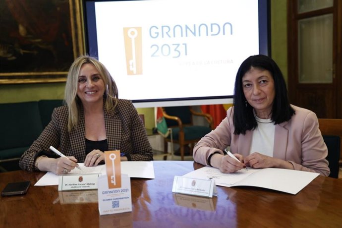 La alcaldesa de Granada, Marifran Carazo, junto a la coordinadora Provincial de la Fundación en Granada, Francisca Cortés.