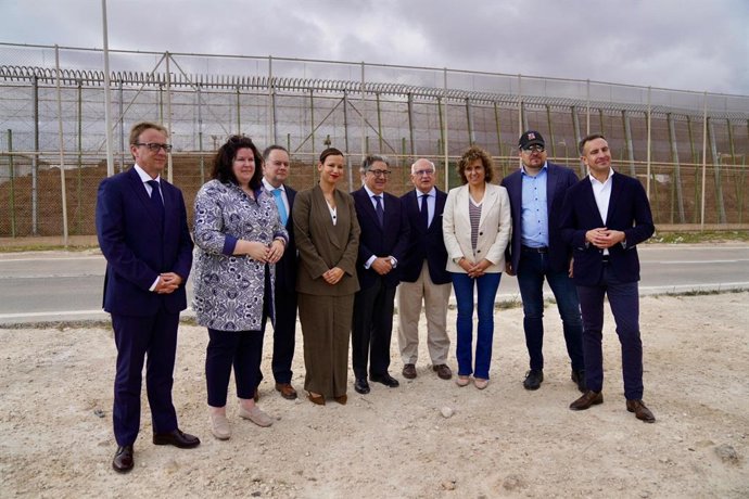 Reciente visita de eurodiputados del PP a la verja de Melilla.