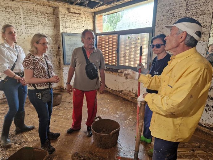 La gerente del Salud, Ana Castillo, junto al alcalde de Azuara, Joaquín Alconchel, en lo que ha quedado del centro de salud arrasado por riada del pasado viernes.