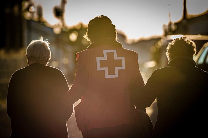 Personal de Cruz Roja acompaña a personas mayores