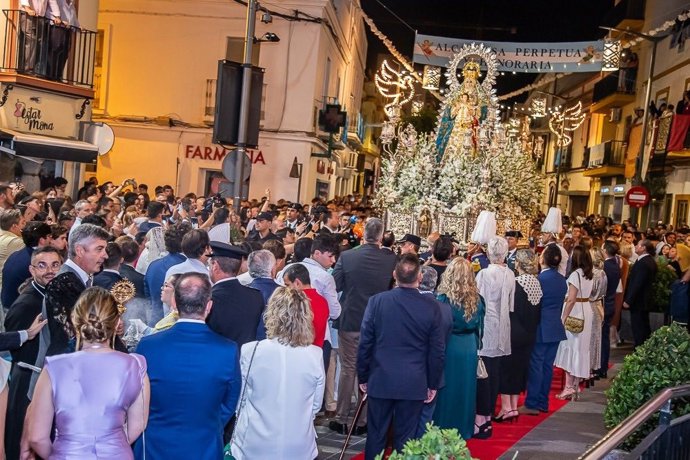Imagen de la patrona de Alcalá de Guadaíra (Sevilla), Santa María del Águila Coronada, que ha procesionado por el XXV aniversario de su coronación.