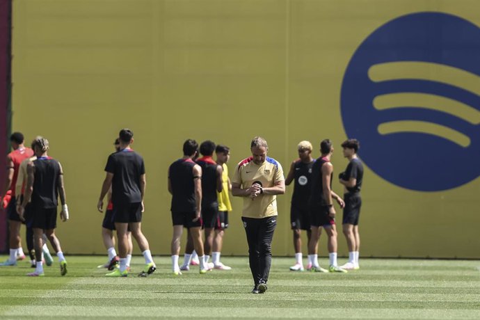 Archivo - Hansi Flick durante un entrenamiento del FC Barcelona