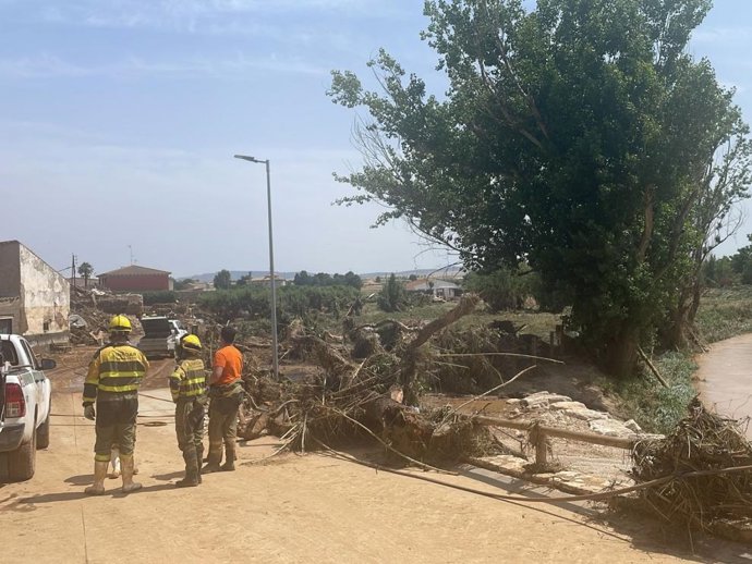 Brigadas del Infoar trabajando en Letux, una de las poblaciones castigadas por la riada