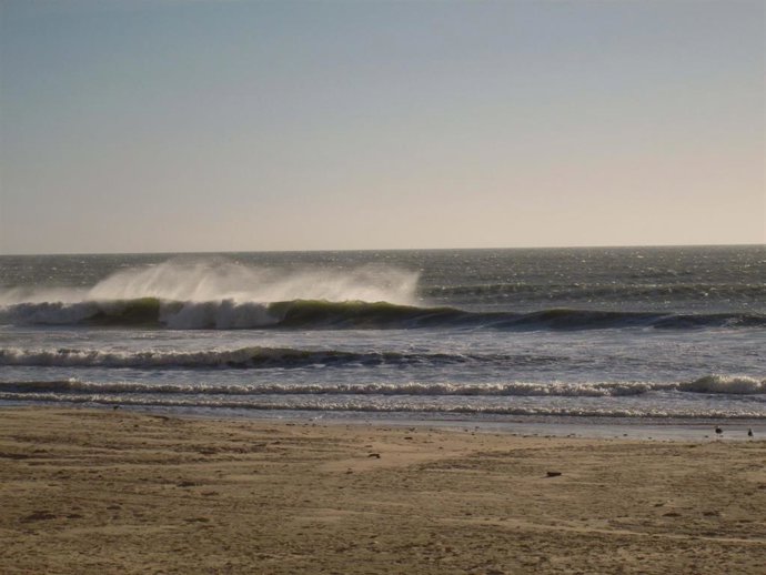 Archivo - Imagen de archivo de la playa de Cádiz con marejada.