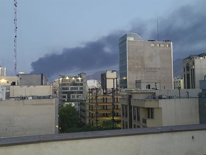 TEERÃ, 15 de junho de 2025 -- A fumaça sobe após uma explosão em Teerã, capital do Irã, em 15 de junho de 2025. Explosões sacudiram Teerã enquanto as tensões do Irã com Israel aumentavam.