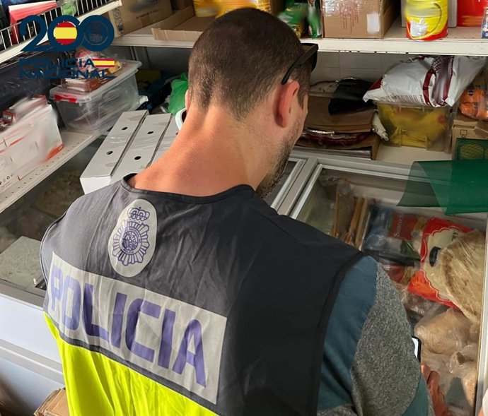 Un agente de la Policía Nacional realiza una inspección en un establecimiento de Maó