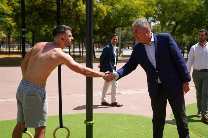 El alcalde de Sevilla, José Luis Sanz, visitando las zonas de calistenia en los parques sevillanos.