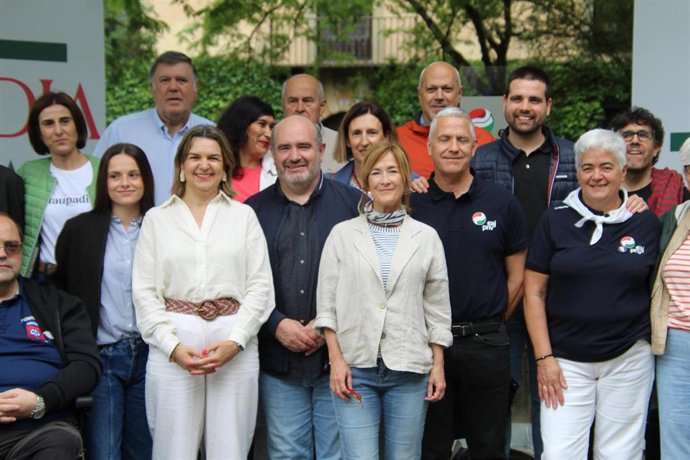 Jeltzales de Debagoiena junto a la presidenta del GBB, María Eugenia Arrizabalaga en el Alderdi Eguna de la comarca, celebrado en Oñati