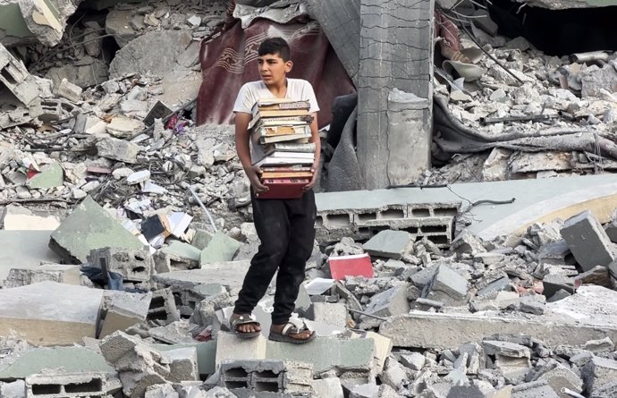 Archivo - May 12, 2025, Nusairat, Gaza Strip, Palestinian Territory: Palestinians inspect the rubble of Al-Hasanat mosque destroyed in Israeli strikes at the Nuseirat refugee camp in the central Gaza Strip, on May 12, 2025