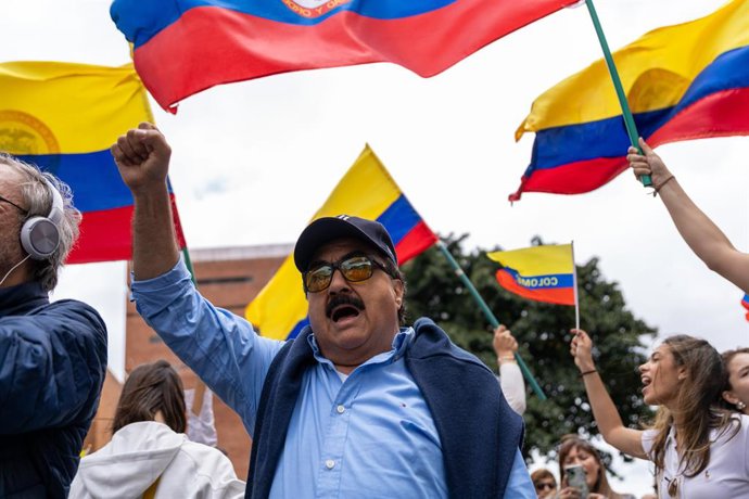 8 de junho de 2025, Bogotá, Cundinamarca, Colômbia: Pessoas se reúnem para manifestar apoio e fazer orações ao senador Miguel Uribe Turbay do lado de fora do Hospital Santa Fé em Bogotá, Colômbia, em 8 de junho de 2025. Turbay foi vítima de uma tentativa 