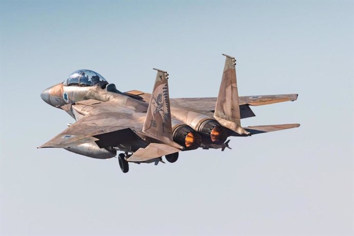 Archivo - ISRAEL, May 6, 2025  -- This photo released on May 5, 2025 shows an Israeli fighter jet flying toward Yemen on an airstrike mission.   Israeli warplanes conducted dozens of airstrikes on Yemen's Hodeidah province Monday, killing at least two peo
