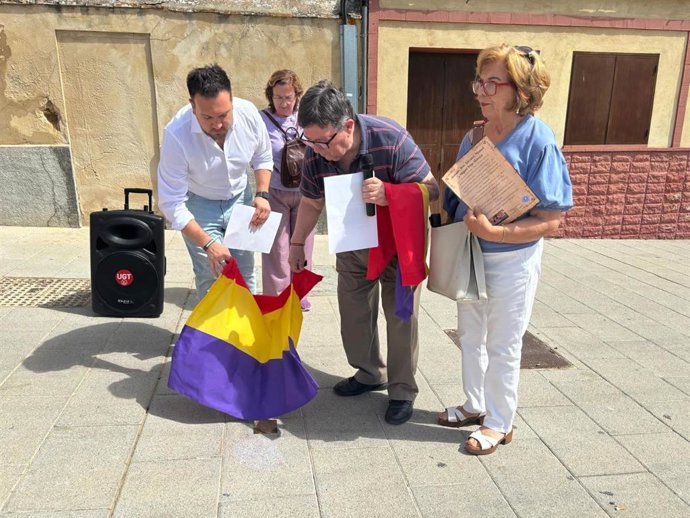 Imagen del acto de descubrimiento de placas en el suelo en Alcalá de Guadaíra para iniciar la ruta 'Hitos de la Memoria'.