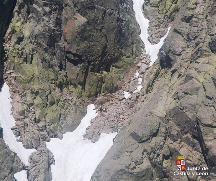 Rescatado un montañero tras caerse en una placa de nieve en Portilla del Crampón (Ávila)