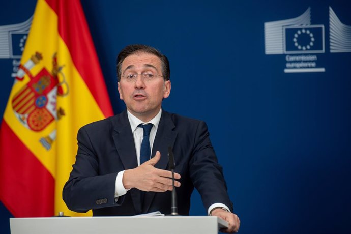 El ministro de Asuntos Exteriores, Unión Europea y Cooperación, José Manuel Albares, durante una rueda de prensa, en la sede de la Comisión Europea, a 11 de junio de 2025, en Bruselas (Bélgica). La Unión Europea y Reino Unido han alcanzado este miércoles 