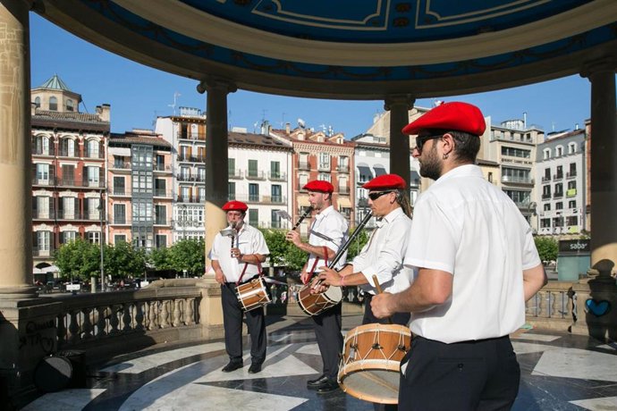 Archivo - Se reanudan este martes las tardes de txistu y gaita en la Plaza del Castillo 