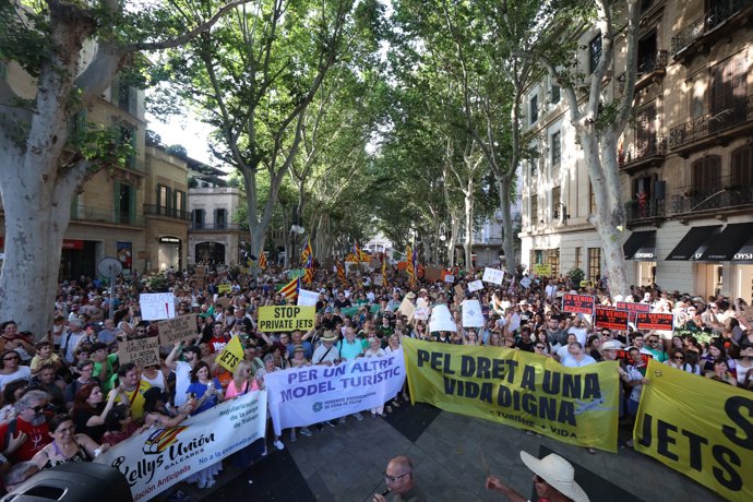 Miles de personas protestan en Palma contra la "turistificación" y exigen al Govern que "escuche" sus demandas