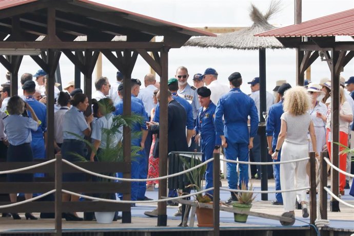 El rey Felipe VI acompañado por la ministra de Defensa Margarita Robles, en ell festival aéreo 'Aire 2025'