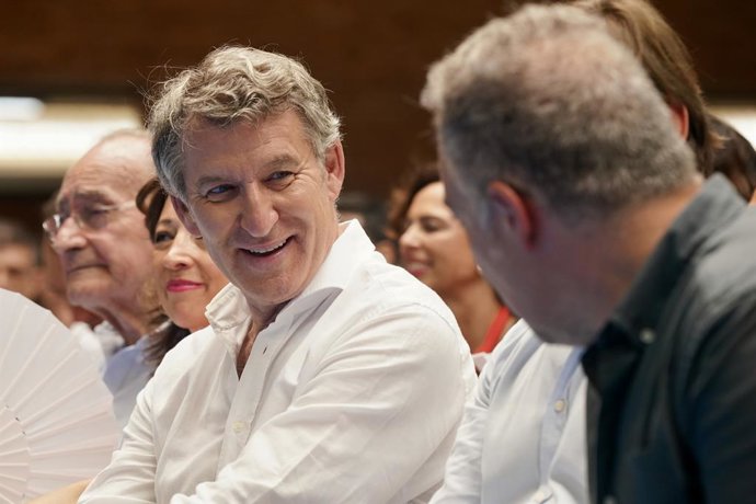 O líder do PP, Alberto Núñez Feijóo, participa neste domingo de um evento partidário em defesa da "democracia", em 15 de junho de 2025, em Málaga (Andaluzia, Espanha).  O líder do PP, Alberto Núñez Feijóo, e o presidente do PP da Andaluzia e do governo re
