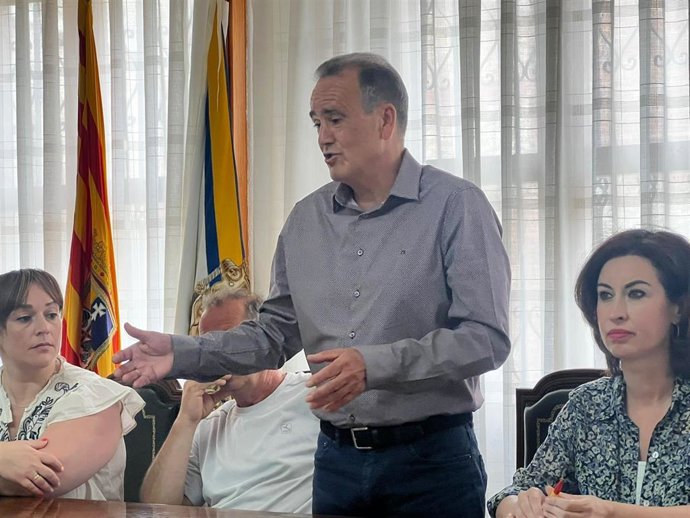 El presidente de la DPZ, Juan Antonio Sánchez Quero, se dirige a los alcaldes de los municipios afectados por las riadas. A su izquierda, la vicepresidenta de la DPZ, Teresa Ladrero., en Letux (Zaragoza), a 15 de junio de 2025.
