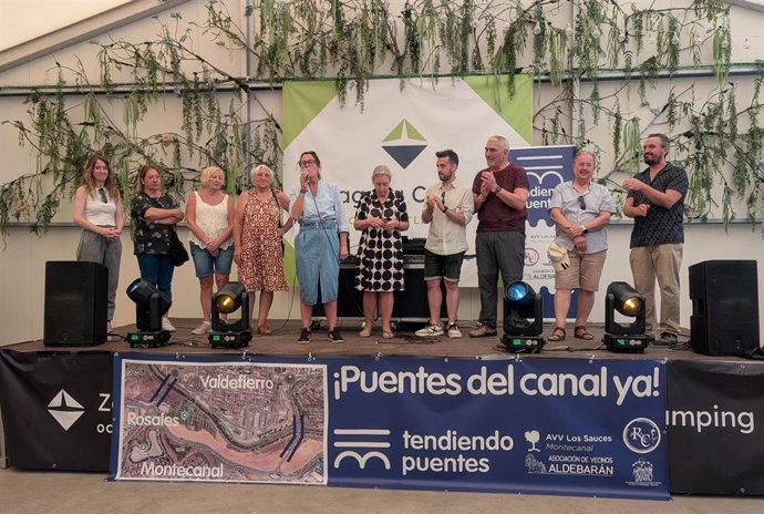 Integrantes de la Plataforma 'Tendiendo Puentes' en la jornada reivindicativa de este domingo en el Camping de Zaragoza
