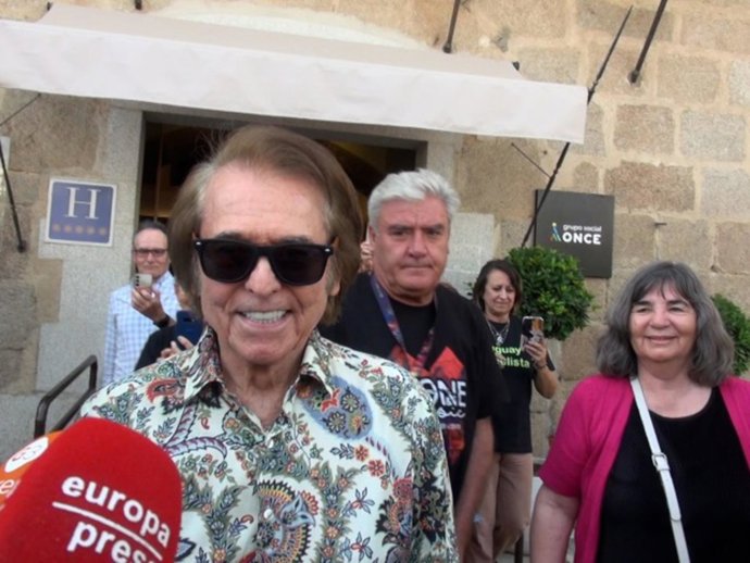 Archivo - Raphael dispuesto a triunfar en su vuelta a los escenarios