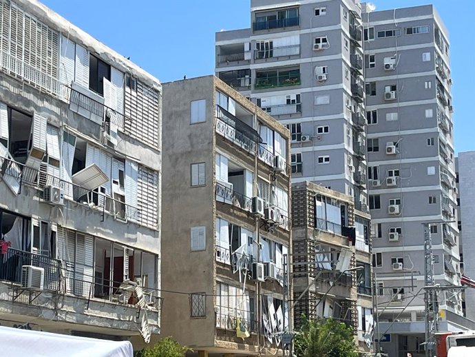 ISRAEL, BAT YAM - 15 DE JUNHO DE 2025: Vista de edifícios danificados em um ataque aéreo do Irã