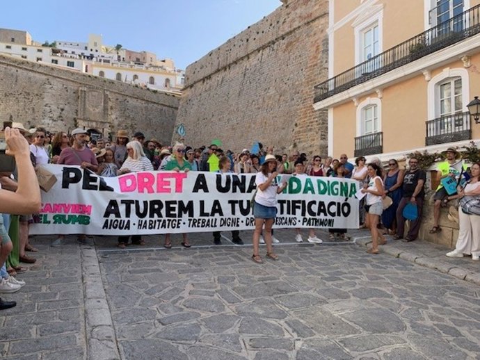 Más de 300 personas reclaman en Ibiza el derecho a "una vivienda digna" y el fin de la "turistificación"