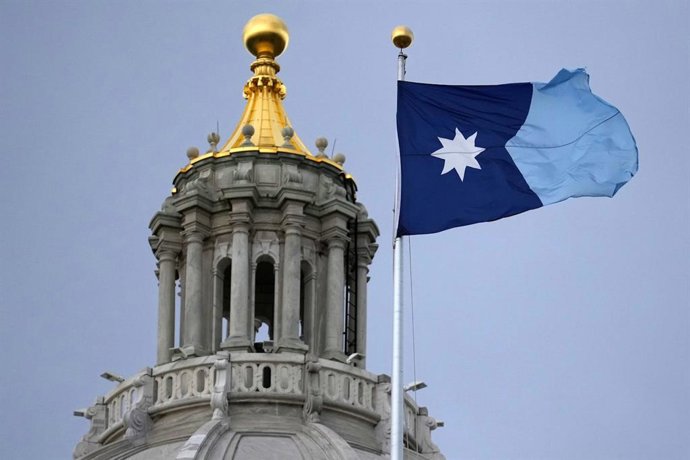 9 de junho de 2025: A bandeira do estado de Minnesota tremula em meio a ventos fortes enquanto o Legislativo de Minnesota entra no último fim de semana de sua sessão de 2025 na sexta-feira, 16 de maio de 2025, no Capitólio do estado de Minnesota em St.
