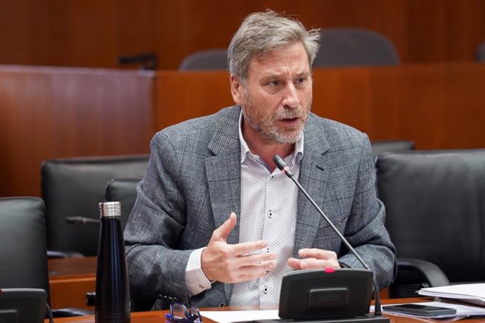 Archivo - El portavoz de CHA en la Comisión de Presidencia, Economía y Justicia de las Cortes de Aragón, José Luis Soro.