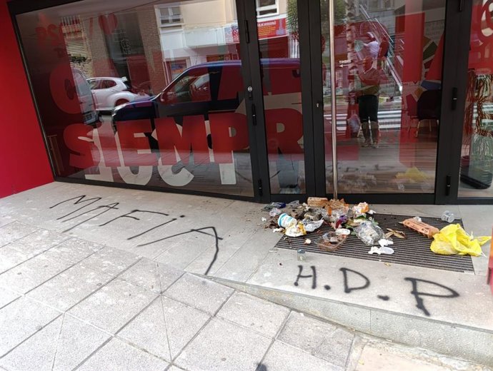 El PSOE denuncia un nuevo ataque a su sede de Cantabria con la palabra "mafia" y reprocha a Feijóo su "silencio".