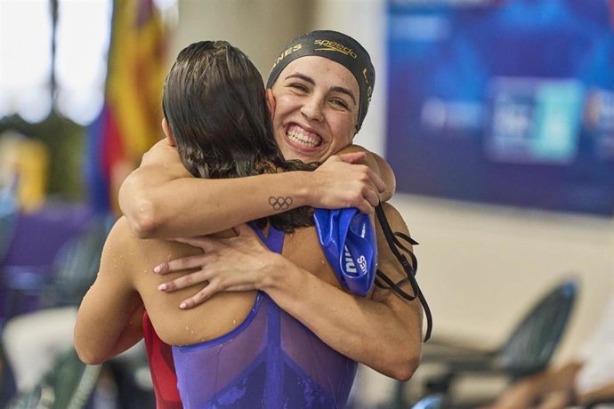 Emma y Laura se abrazan tras alcanzar la mínima del 200 estilos femenino