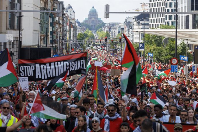 Esta foto foi tirada durante uma manifestação nacional por um cessar-fogo permanente e o fim do genocídio dos palestinos em Gaza, no domingo, 15 de junho de 2025, em Bruxelas.