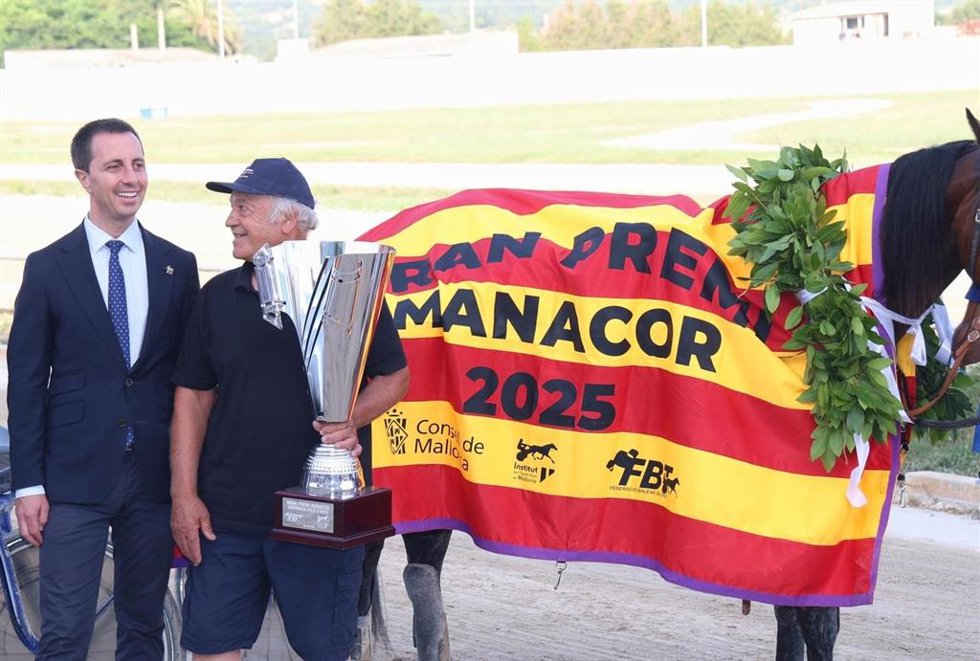 El presidente del Consell de Mallorca, Lloren Galmés, asiste a la entrega el premio de la 67 edición del Gran Premio de Manacor