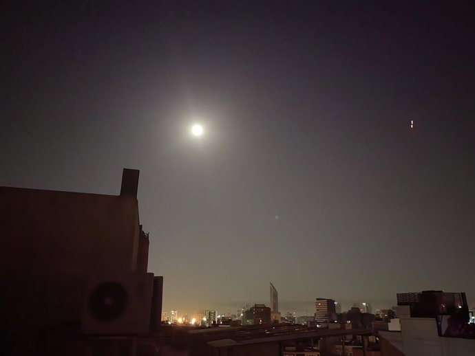TEERÃ, 14 de junho de 2025 -- Esta foto tirada em 14 de junho de 2025 mostra uma vista de Teerã após ataques aéreos israelenses, no Irã.