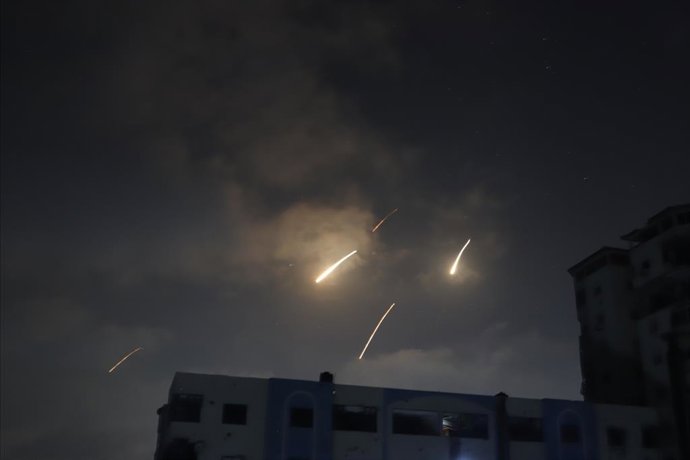 15 de junho de 2025, Gaza, Palestina: (int) mísseis balísticos iranianos nos céus da faixa de gaza visando israel. 15 de junho de 2025, gaza, palestina: durante a guerra em andamento na faixa de gaza, mísseis balísticos iranianos apareceram nos céus da fa