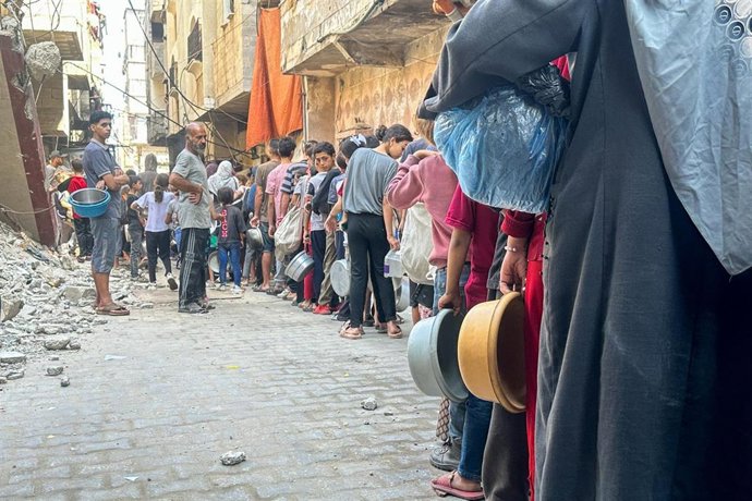 Palestinos aguardan su turno para recibir comida de GHF