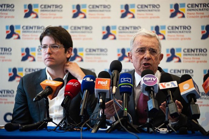 Archivo - A la izquierda, el senador atacado, Miguel Uribe Turbay, en rueda de prensa junto al expresidente de Colombia Álvaro Uribe Velez (2002-2006) 