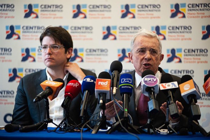 Archivo - Arquivo - 27 de setembro de 2022, Bogotá, Cundinamarca, Colômbia: O senador Miguel Uribe Turbay (esq.) reage enquanto o ex-presidente da Colômbia Álvaro Uribe Vélez (2002-2006) fala durante uma coletiva de imprensa após reunião com o presidente 