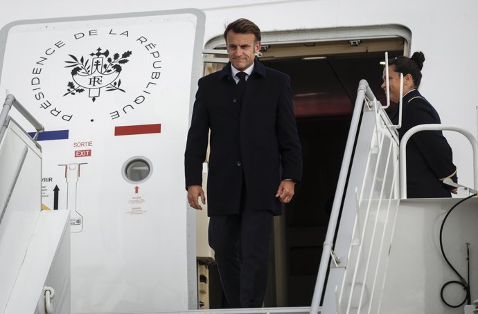 15 June 2025, Canada, Kananaskis: French President Emmanuel Macron arrives at Calgary International airport ahead of the G7 Leaders' Summit in Kananaskis. Photo: Jeff Mcintosh/Canadian Press via ZUMA Press/dpa