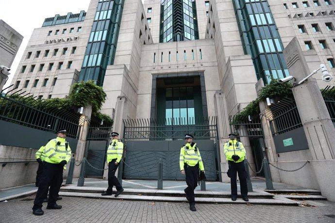 Archivo - Policías protegen una entrada del complejo del MI6 en Londres, Reino Unido