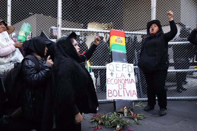 June 4, 2025, La Paz, La Paz, Bolivia: Riot police blocked protesters outside the Palacio Quemado, the former presidential palace.