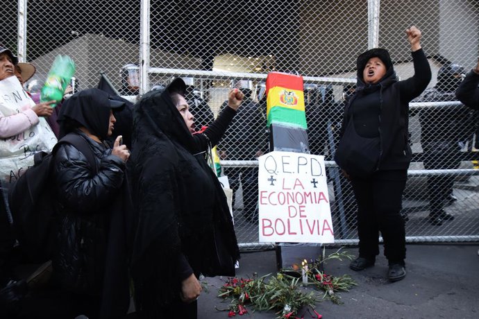 4 de junho de 2025, La Paz, La Paz, Bolívia: A polícia de choque bloqueou os manifestantes do lado de fora do Palacio Quemado, o antigo palácio presidencial.