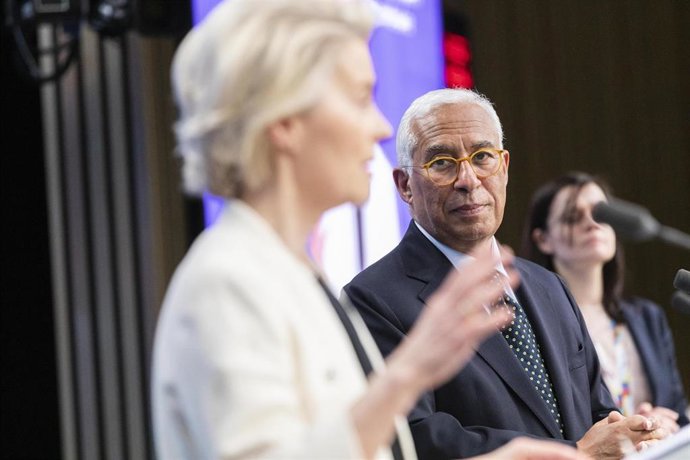 Archivo - La presidenta de la Comisión Europea, Ursula Von der Leyen, y a la derecha, el presidente del Consejo Europeo, António Costa