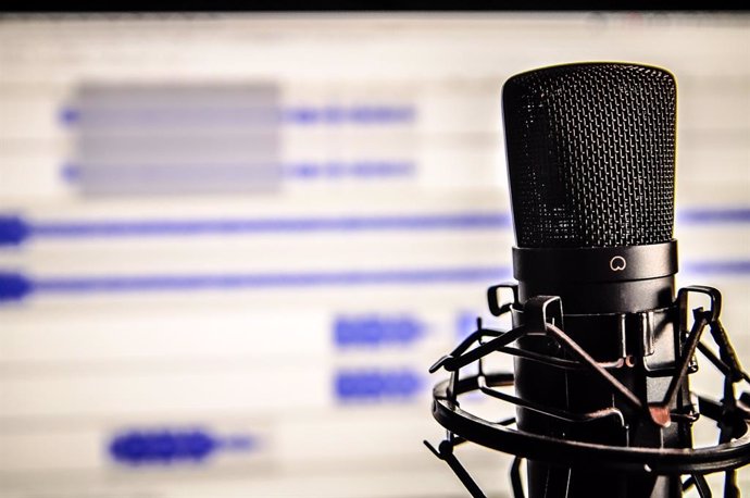 Archivo - Micrófono y ondas de audio.