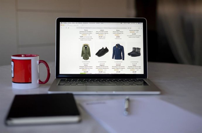 Archivo - Una persona compra con su ordenador.