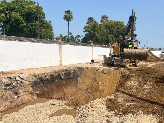 Trabajos de reparación por la avería en el suministro de agua en el Consorcio del Huesna