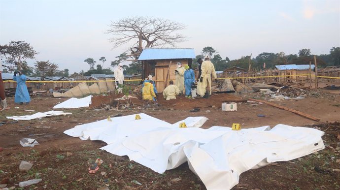 Archivo - BENI, June 11, 2024  -- Health workers carry out cleansing mission at a village in the Beni region of the North Kivu province, the Democratic Republic of the Congo (DRC), on June 11, 2024. At least 57 civilians were killed in a week by Allied De