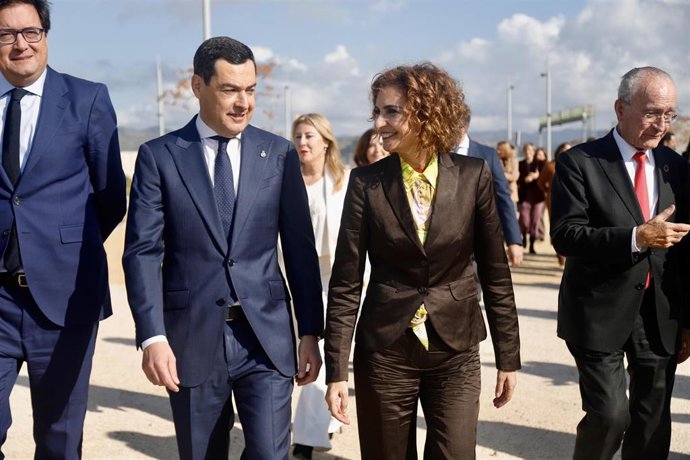 Archivo - La vicepresidenta primera del Gobierno y ministra de Hacienda, María Jesús Montero (d); junto al presidente de la Junta de Andalucía, Juanma Moreno (i) durante el acto de firma de acuerdo entre Junta y SETT EPE. A 17 de enero de 2025, en Málaga