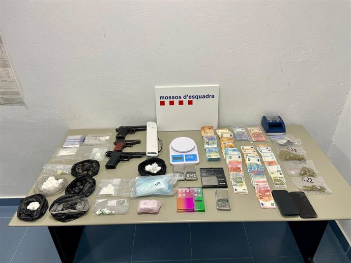 Elementos decomisado de los supuestos miembros de una red de suministración de drogas en Vielha (Lleida)