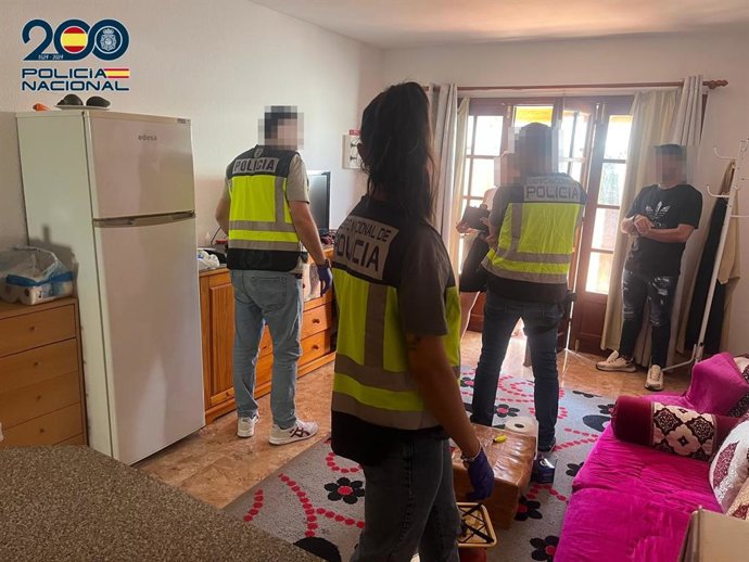 Agentes de la Policía Nacional registran una vivienda en Antigua (Fuerteventura)